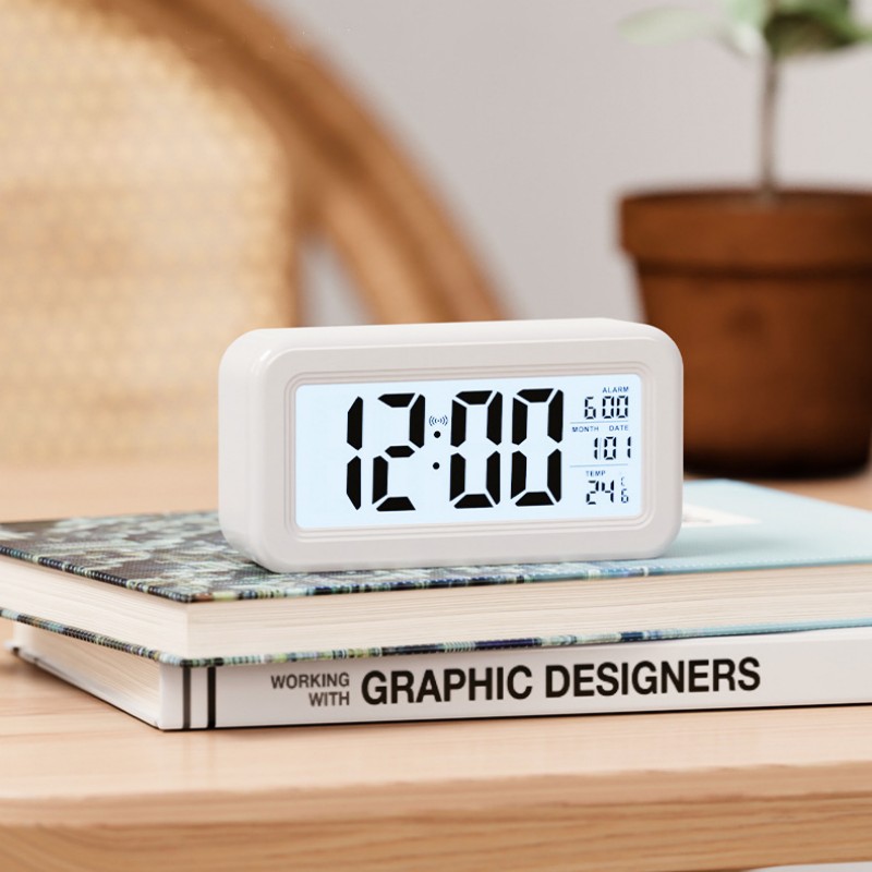 電池式デジタル目覚まし時計温度日付バックライト付きスヌーズ機 - Modern Electronics Gadgets のレビューと価格